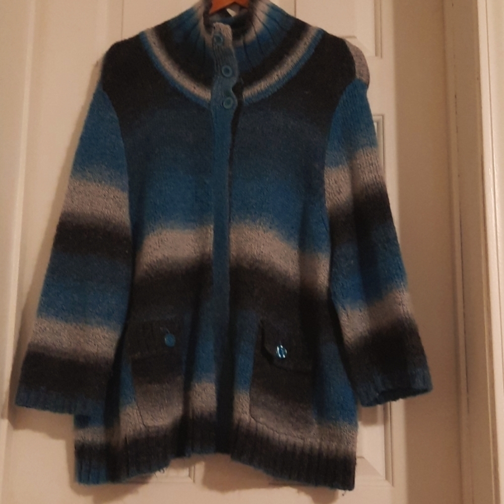 Blues, Teal, Black 2x Sweater pockets on front and snap buttons
